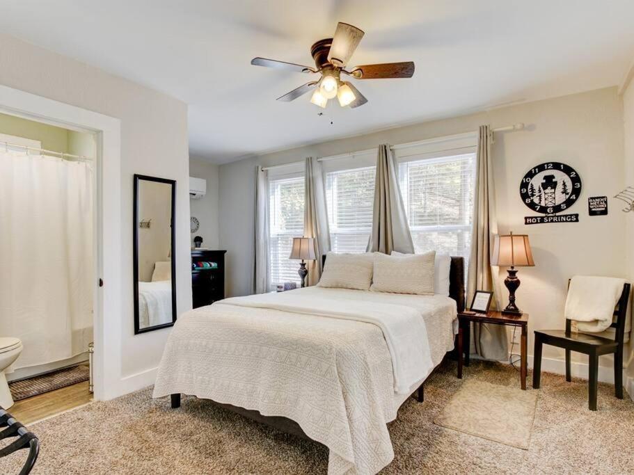Cedar Blossom Bungalow Is A Cozy Getaway With A 5 Minute Walk To Downtown! Hot Springs Eksteriør bilde