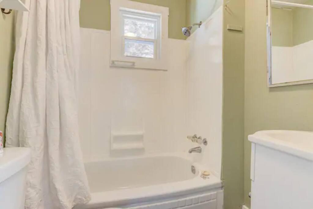 Cedar Blossom Bungalow Is A Cozy Getaway With A 5 Minute Walk To Downtown! Hot Springs Eksteriør bilde