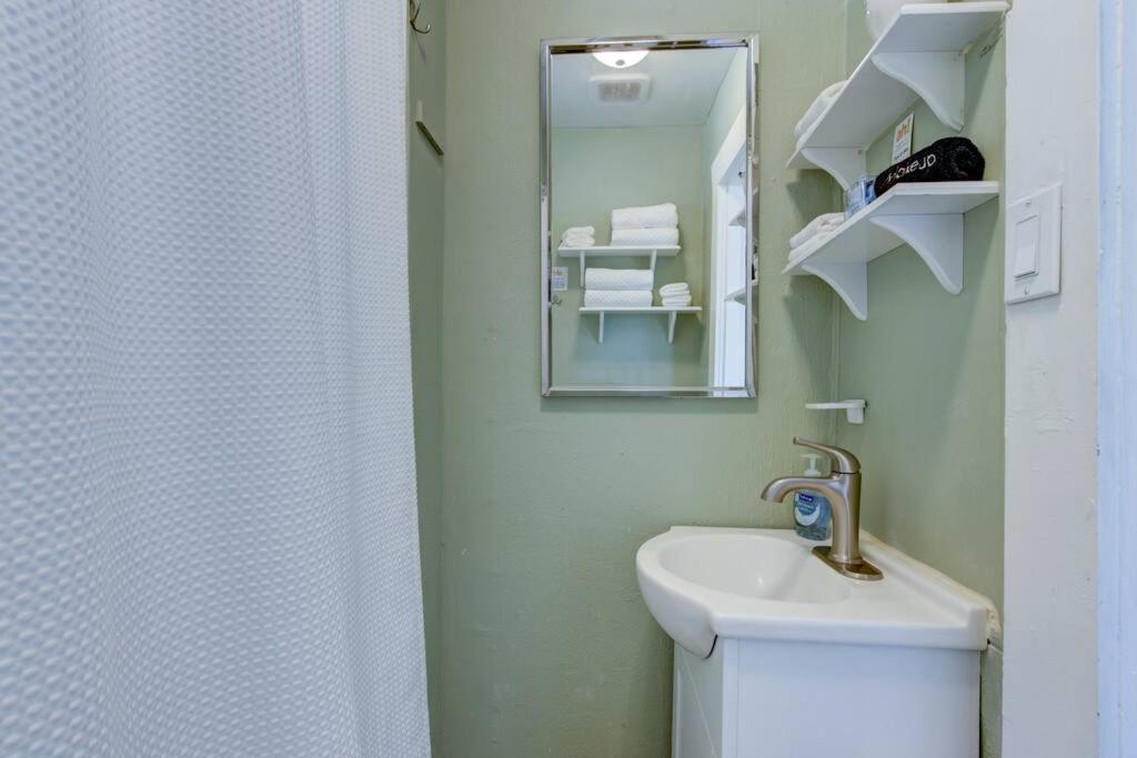 Cedar Blossom Bungalow Is A Cozy Getaway With A 5 Minute Walk To Downtown! Hot Springs Eksteriør bilde