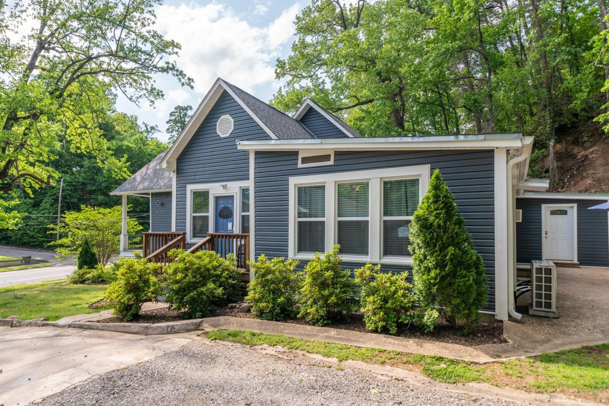 Cedar Blossom Bungalow Is A Cozy Getaway With A 5 Minute Walk To Downtown! Hot Springs Eksteriør bilde