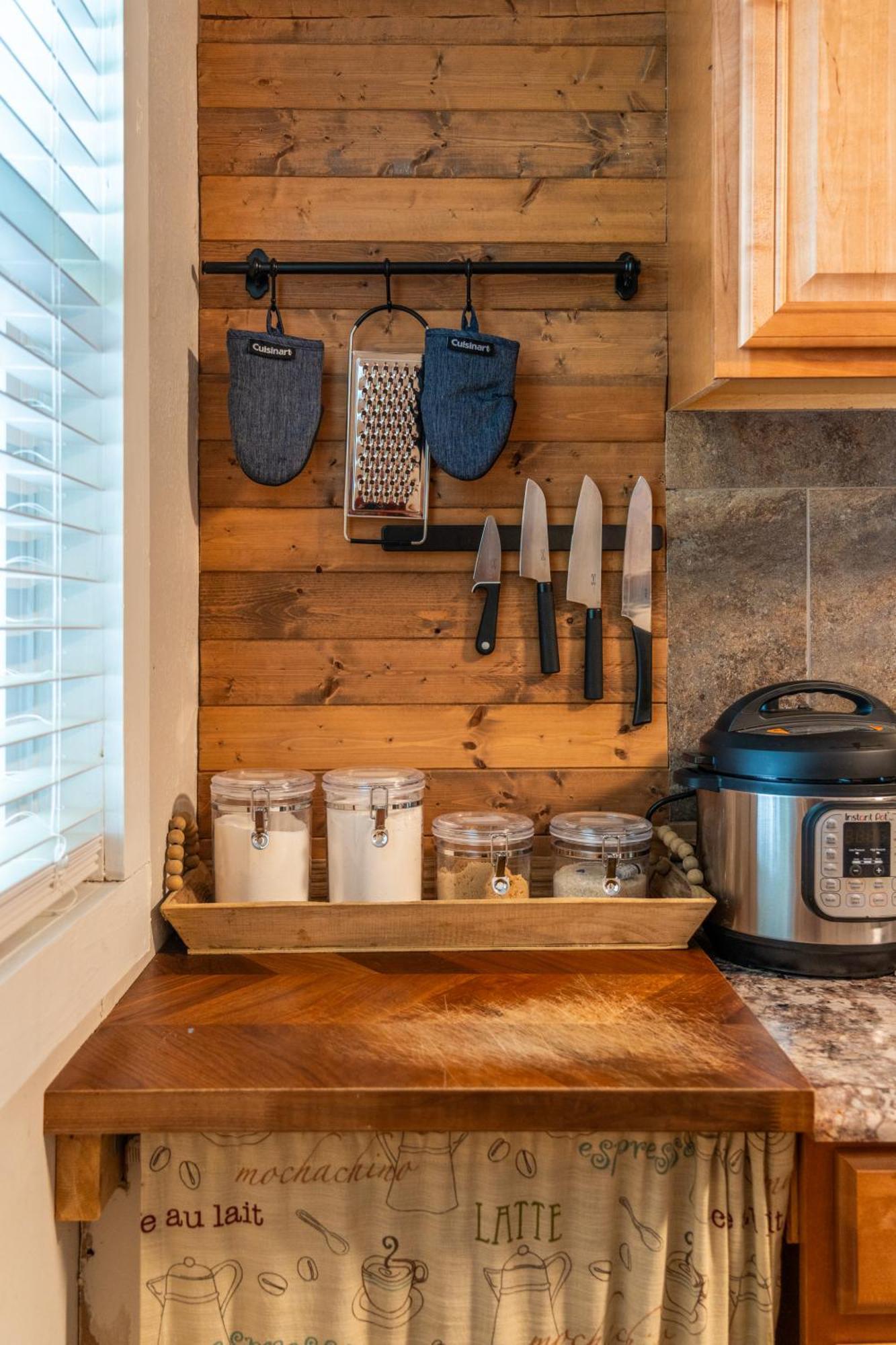 Cedar Blossom Bungalow Is A Cozy Getaway With A 5 Minute Walk To Downtown! Hot Springs Eksteriør bilde