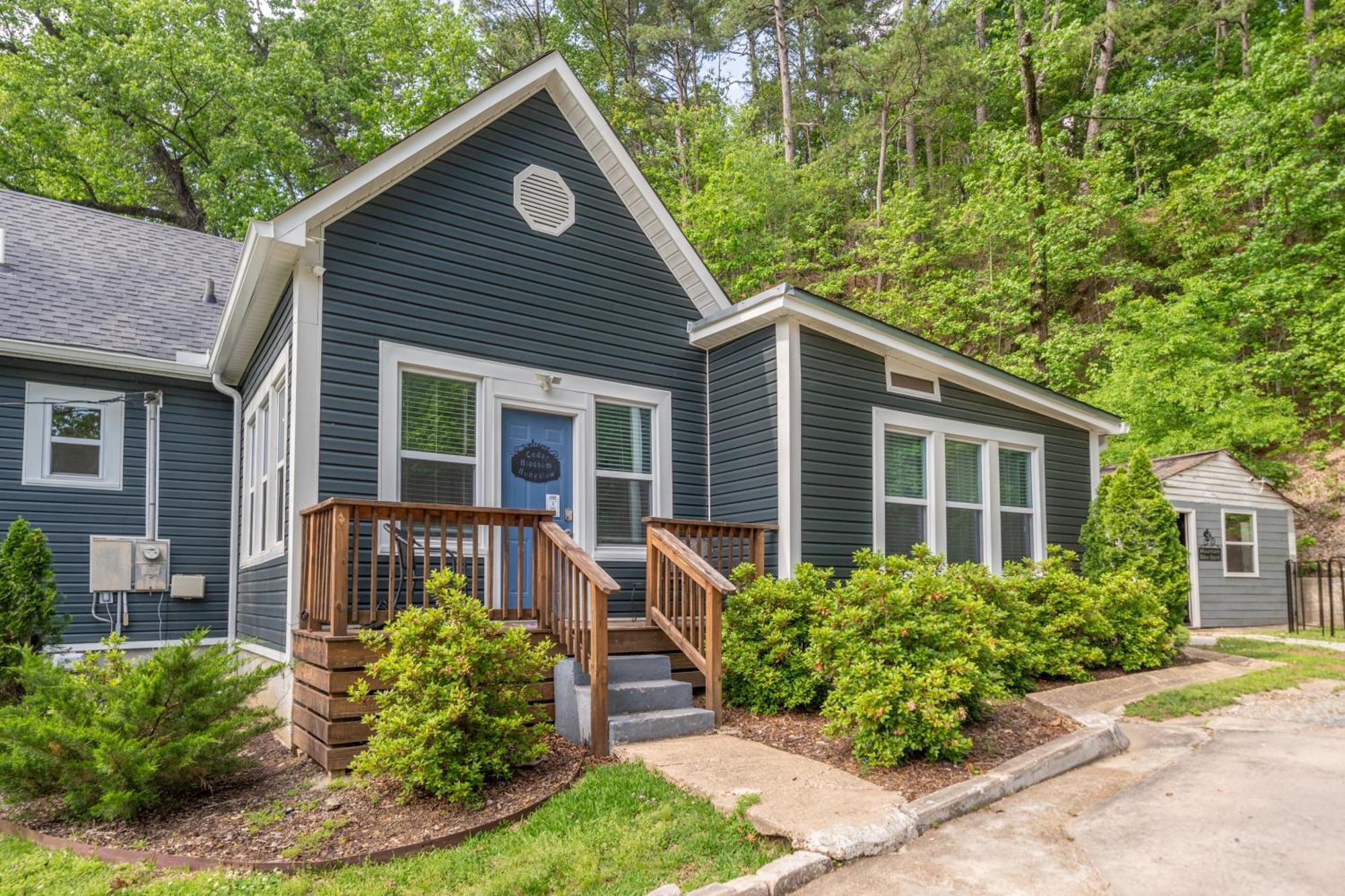 Cedar Blossom Bungalow Is A Cozy Getaway With A 5 Minute Walk To Downtown! Hot Springs Eksteriør bilde
